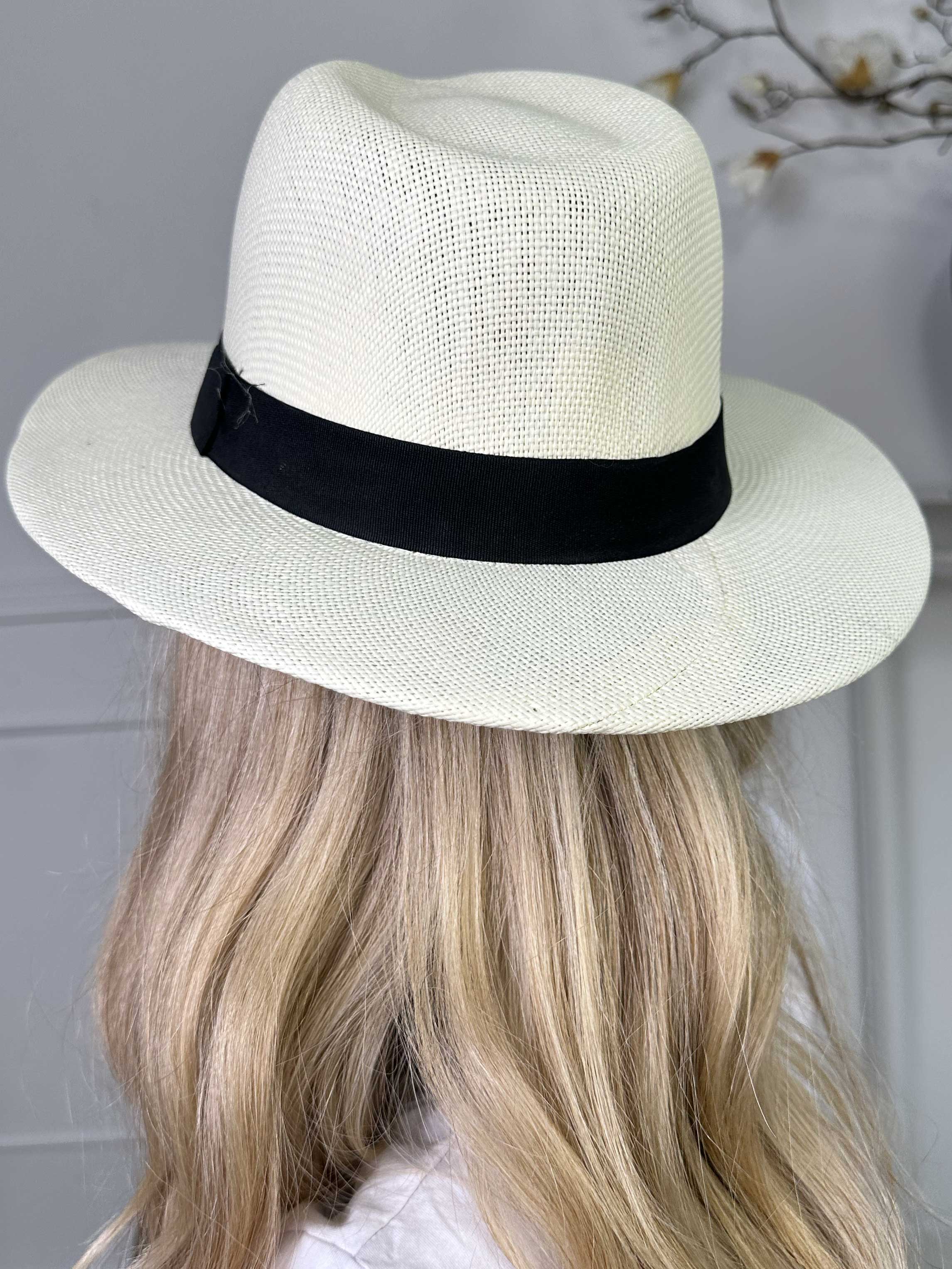 Wanda - Sød plain hat med bredt bånd